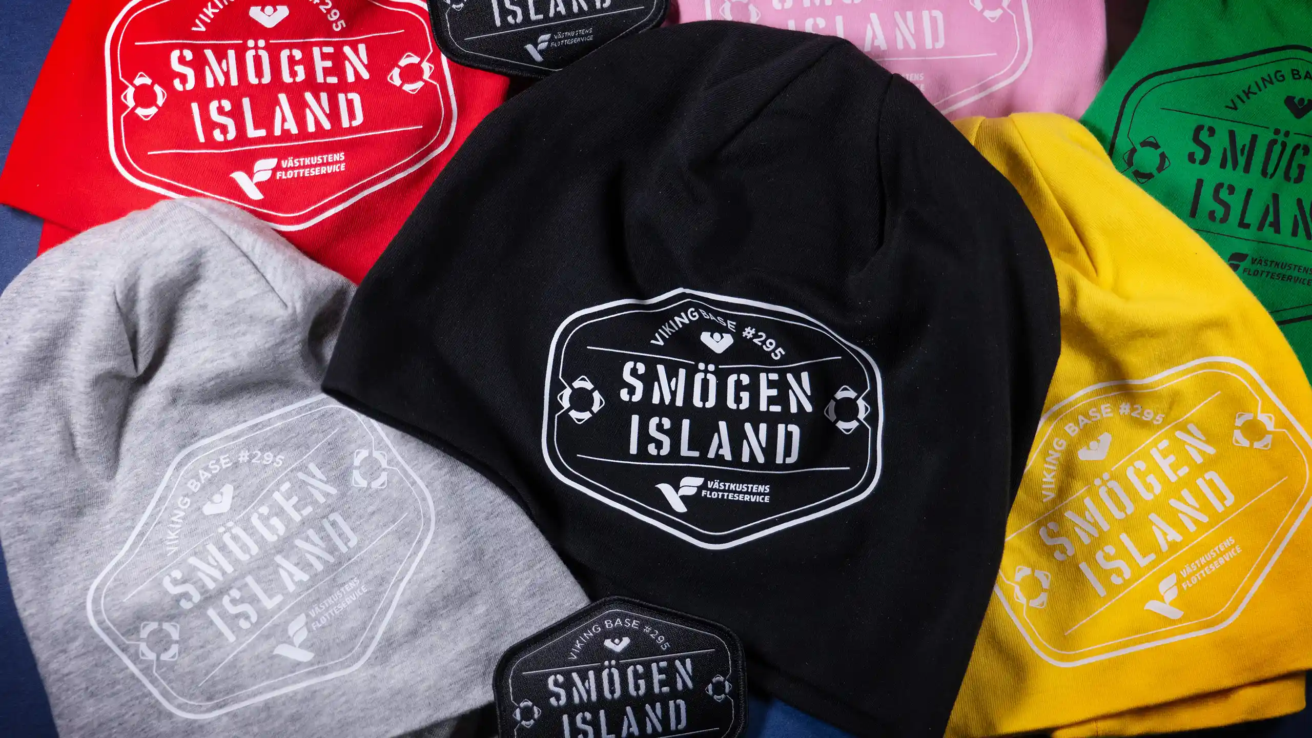 Merch för Smögen Island. Mössor, tröjor, dekaler och vävda tygmärken.